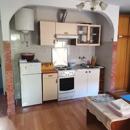 In Town Center Apartment Vis