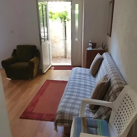 In Town Center Apartment Vis